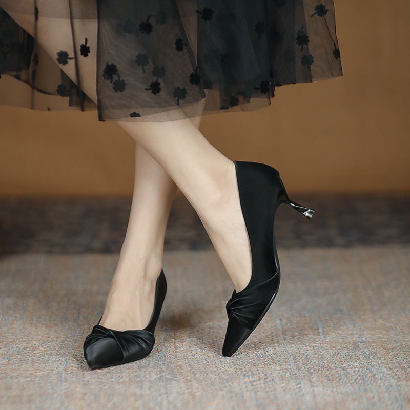 【ส้นสูง】 สีดำ  สไตล์ใหม่  สง่างามความเป็นหญิง  สง่างาม  มีระดับ  ออกแบบรองเท้าหัวแหลม  รองเท้าหุ้มส้น  สไตล์เกาหลี