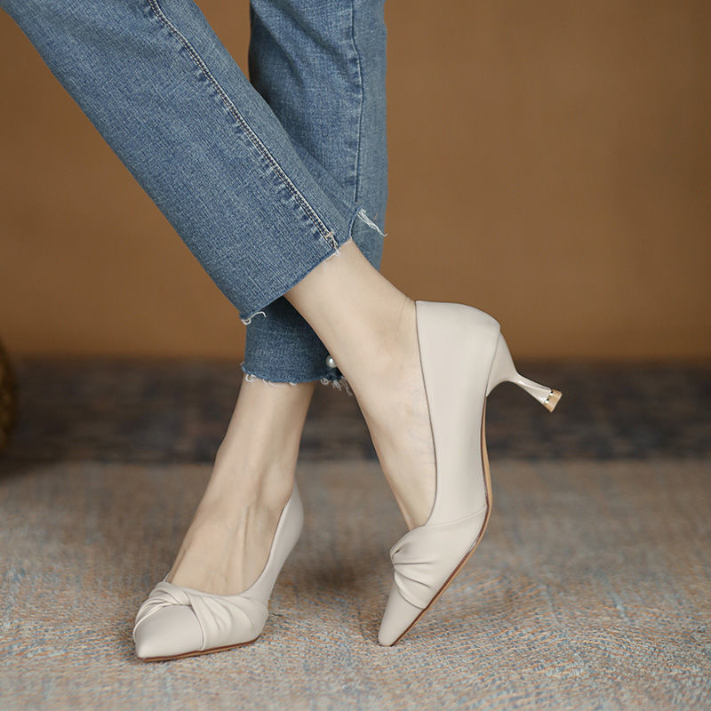 【ส้นสูง】 สีดำ  สไตล์ใหม่  สง่างามความเป็นหญิง  สง่างาม  มีระดับ  ออกแบบรองเท้าหัวแหลม  รองเท้าหุ้มส้น  สไตล์เกาหลี